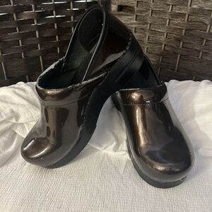DANSKO Ladies PROFESSIONAL CROC PATENT Leather Shiny  BROWN Clogs Sz 36